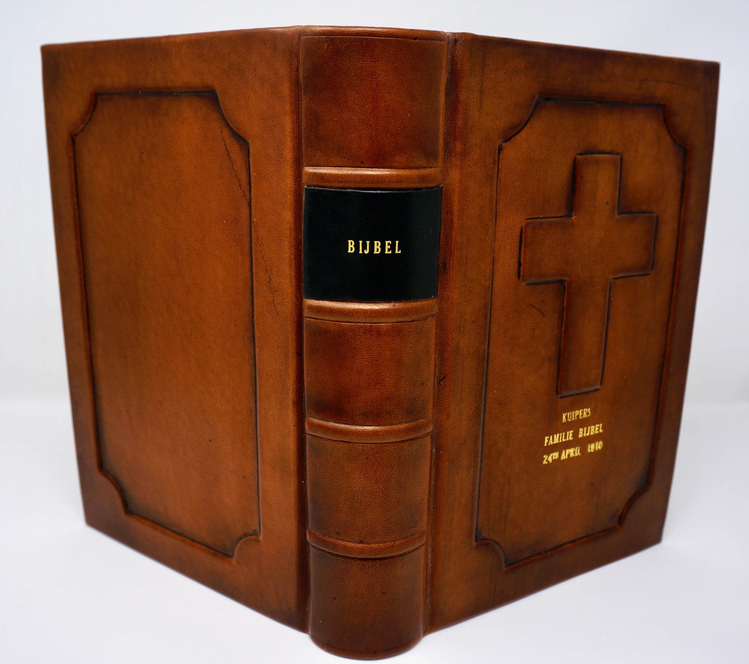 Bijbel Restoration
Custom Leather Bound Book
Boston Harbor Bookbindery
https://bostonharborbooks.com/